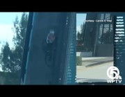 قائد دراجة يقاوم السقوط من على جسر ارتفع لحظة مروره عليه بأمريكا