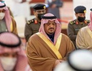 نائب أمير الرياض يؤدي صلاة الميت على الأمير تركي بن عبدالعزيز بن ثنيان.