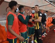 “حمدالله” يصافح لاعبي النصر قبل بداية مواجهة الكلاسيكو (صور)