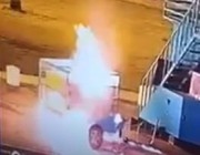 فيديو.. شخص يضرم النار في “فود ترك” بتبوك.. وصاحبه يروي التفاصيل