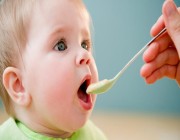 “الصحة” توجه عدة نصائح لتغذية صحية للأطفال حتى عامين