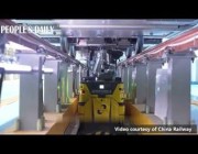 روبوتات تعمل على صيانة قطارات “الرصاصة الذكية” في ورشة في بكين