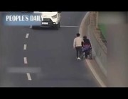 صيني يوقف سيارته في طريق سريع وينقذ مسنًا على كرسي متحرك