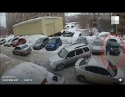 فتاة روسية تنجو بأعجوبة من تصادم كاد يتسبب في سحقها بين السيارات