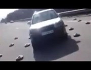 مركبة تحاول عبور جسر مُمتلِئ بالألغام في أوكرانيا