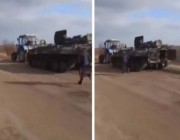 مزارعون أوكرانيون يسحبون دبابة روسية بواسطة الجرارات الزراعية