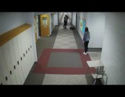 معلم يوجه صفعة مؤلمة لطالب داخل مدرسة ثانوية بأمريكا