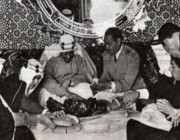 صورة نادرة للملك سعود خلال تناوله الغداء مع الملك الحسن في الرباط قبل نحو 60 عاماً