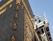 صيانة كسوة الكعبة المشرفة وشد حزامها وتثبيت أطرافها استعدادًا لشهر رمضان المبارك (صور)