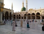 زوار المسجد النبوي ما بين دعاء وتلاوة قبل الإفطار
