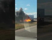 شاحنة نقل تابعة لشركة أمازون تحترق على الطريق السريع