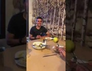 شبان يبتكرون لعبة غريبة باستخدام الشوكات والسكاكين في مطعم بإسبانيا