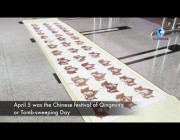 صيني يبدع بنقش صور أشخاص على أوراق الشجر بمهارة عالية