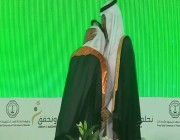 فيديو| وزير الطاقة يُقبل رأس طالب في حفل تخريج طلاب جامعة الملك فهد للبترول والمعادن