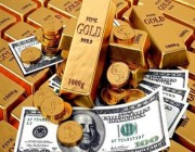 الدولار يرتفع وأسعار الذهب تتراجع وتتجه لخسارة أسبوعية