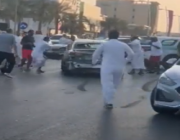 مواطنون يحاولون إيقاف قائد مركبة صدم سياراتهم بالرياض والمرور يتدخل لإيقافه (فيديو)