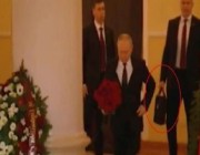 فيديو.. بوتين يصطحب “الحقيبة النووية” الروسية أثناء مراسم عزاء في كنيسة
