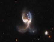 “المجرات المجنحة”.. تليسكوب “هابل” يلتقط صورة عالية الدقة لمجرتين متصادمتين