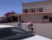 مقطع متداول .. طالب يعتدي على معلمه و مطالبات بالقبض عليه