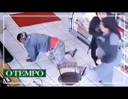امرأة برازيلية تـضرب شاباً تحرش بها وتطرحه أرضاً