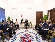 رئيس مجلس القيادة اليمني يحث المبعوث الأممي على إلزام المليشيا الحوثية بفتح المعابر