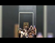 شاب تنكر بزي امرأة عجوز يعبث بلوحة “الموناليزا” في متحف اللوفر