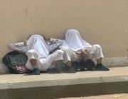 طالبان بجدة يضعان ثيابهما على وجهيهما لسبب لا يخطر ببال