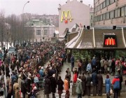 روس يصطفون للحصول على ما قد تكون آخر وجبة من ماكدونالدز قبل إغلاقها