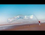 أمريكي يصنع فقاعة عملاقة على الشاطئ