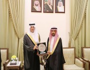 سمو الأمير سعود بن طلال يكرم رئيس النيابة العامة بمحافظة الأحساء