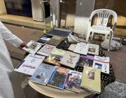 شاب سعودي يبيع الكتب المستعملة في طرق الرياض.. وحلمه أن يعمل في مكتبة الملك فهد