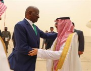 في زيارة رسمية.. وزير الخارجية يصل إلى الجمهورية الإسلامية الموريتانية