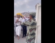 رجال الأمن يسهمون في تلطيف الأجواء على الحجاج برزاز الماء “فيديو”