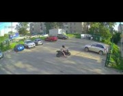 رجل يفقد السيطرة على دراجته النارية ويصطدم بسيارة ويستقر فوقها