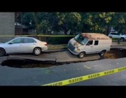 سقوط سيارة فان في حفرة أثناء توقفها على جانب الشارع ونجاة أخرى في نيويورك