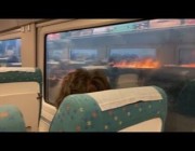 قطار يمر وسط غابات مشتعلة في إسبانيا