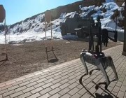 كلب الحرب.. روبوت بقيمة 3000 دولار مع مدفع رشاش مربوط على ظهره (فيديو)