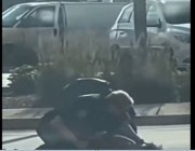 لكموه حتى كسروا أنفه.. ضباط أمريكيون يتناوبون على ضرب شاب عربي (فيديو)