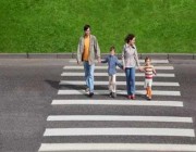 “المرور”: 6 تعليمات يجب على الأشخاص الالتزام بها قبل عبور الطريق حفاظاً على السلامة