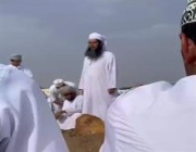أب عماني يودع نجله بكلمات مؤثرة أمام قبره (فيديو)