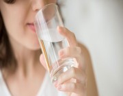 “الخضيري”: هذه فوائد شرب الماء أثناء وقبل وبعد الأكل