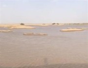 حفر تتحول لبحيرات شرق نجران بفعل الأمطار.. وتخوفات من تهديدها سلامة الأطفال والمارة