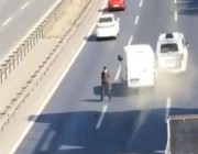 شاهد.. رجل يتسبب في حادث تصادم بسبب طريقة عبوره شارعاً سريعاً بتركيا