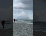 شاهقة مائية هوائية ترسم منظراً بديعاً قرب شواطئ فلوريدا