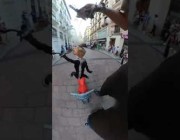 مقطع طريف لشخص يتحكم بدمية مع طفل في إسبانيا