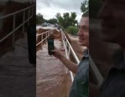 مياه الفيضانات تغمر جسراً للمشاة في أريزونا