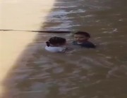 فيديو مُخيف لمرور ثعبان كبير قرب طفلتين تلعبان في مياه السيول
