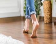 4 أعراض “خطيرة” تظهر عليك عند المشي حافي القدمين داخل المنزل