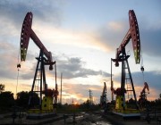 النفط يصعد 3% بعد صدور بيانات المخزونات الأمريكية
