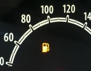 أقصى مسافة تقطعها السيارة بعد إضاءة لمبة الوقود